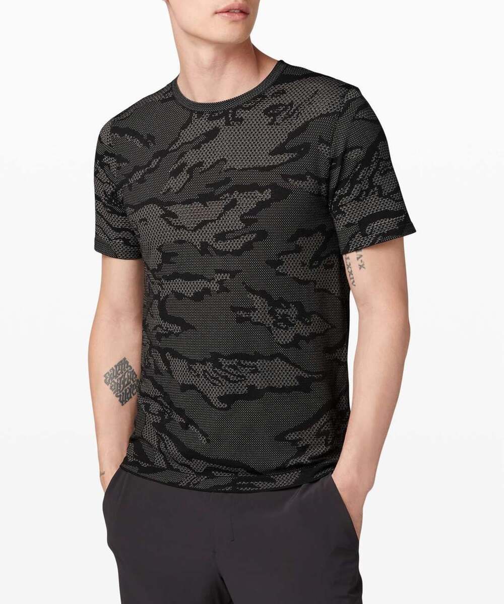 Lululemon Metal Vent Breathe Short Sleeve Shirt Black Camo Size L